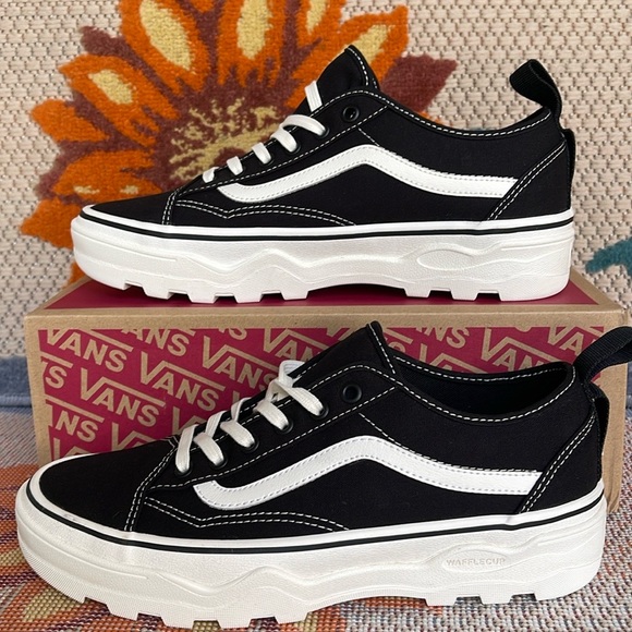 Vans Shoes - Vans WMNS Sentry Old Skool (Canvas) Black/Marshmallow
VN0A5KR3VQE
Sneakers